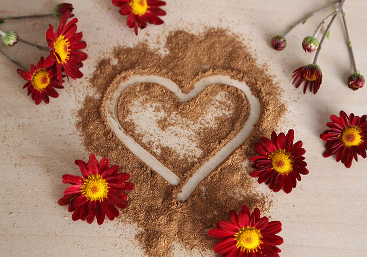 herbal powder in heart shape